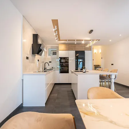 Royal Lux سبليت